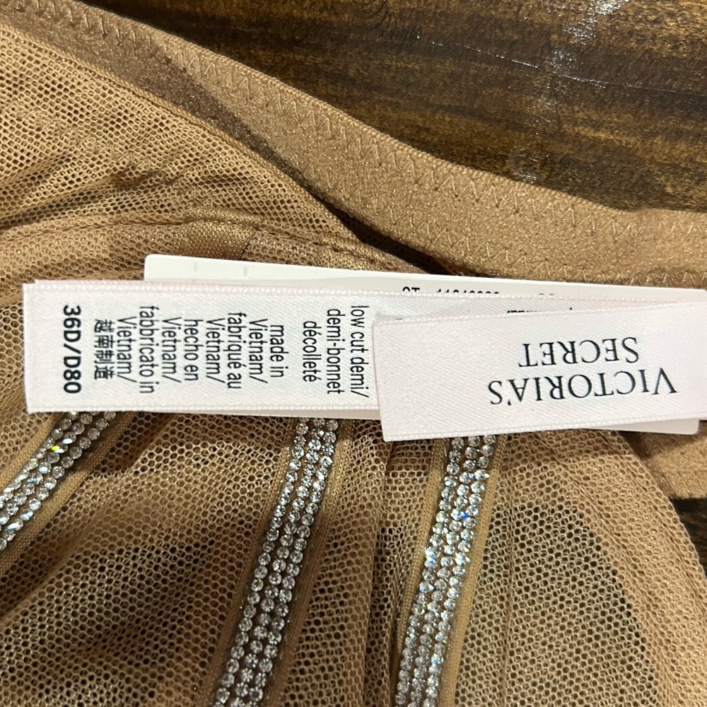 Victoria's Secret Very Sexy low cut Demi with Rhinestone Details 36D - Picture 3 of 4